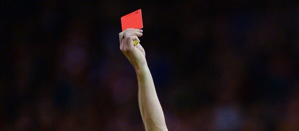 Главный судья матча показывает красную карточку, архивное фото - Sputnik Беларусь