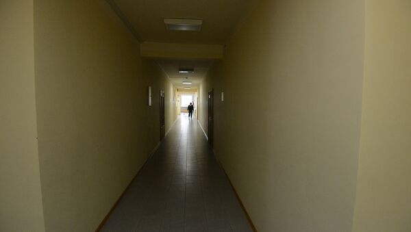 Воспитатель в коридоре со спальными комнатами - Sputnik Беларусь