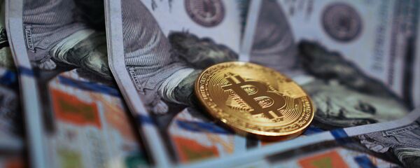 Сувенирная монета с логотипом криптовалюты биткоин. - Sputnik Беларусь