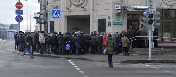 Минчане выстроились в очередь, чтобы сдать книги - Sputnik Беларусь