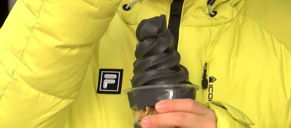 Посетители Олимпиады в Корее могут попробовать черное мороженое Посетители Олимпиады в Корее могут попробовать черное мороженое - Sputnik Беларусь