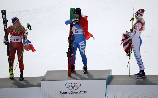 София Годжа, Рагнхильд Мовинкель и Линдси Вонн на олимпийском пьедестале - Sputnik Беларусь