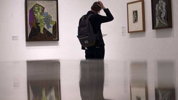 Посетитель выставки смотрит на картину Пабло Пикассо - Sputnik Беларусь