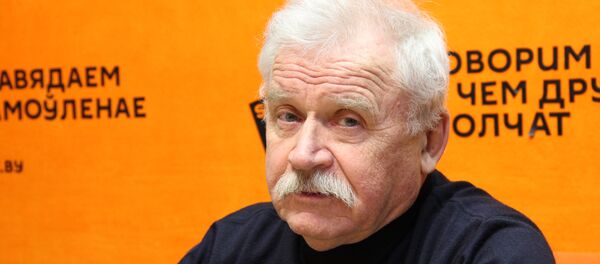 Вядомы кінаакцёр, сцэнарыст і рэжысёр, Народны артыст Расіі Сяргей Ніканенка ў гасцях на радыё Sputnik Беларусь. Вядомы кінаакцёр, сцэнарыст і рэжысёр, Народны артыст Расіі Сяргей Ніканенка ў гасцях на радыё Sputnik Беларусь. - Sputnik Беларусь