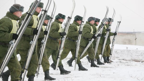 Военнослужащие с лыжами, архивное фото - Sputnik Беларусь