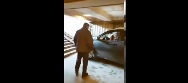 Внедорожник заехал в подземный переход в Питере и едва не сбил людей - Sputnik Беларусь