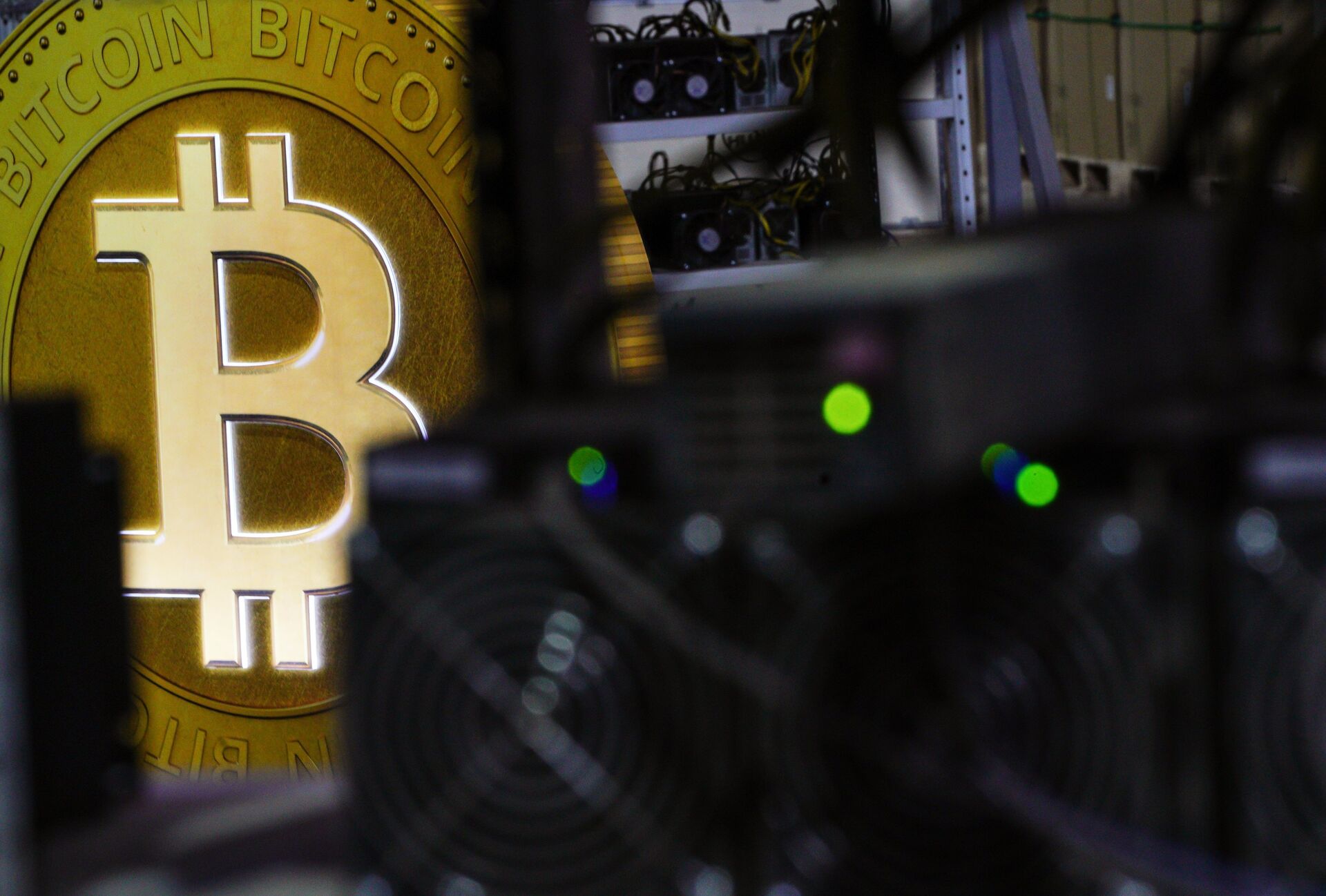 Стеллажи с фермами для майнинга криптовалют - Sputnik Беларусь, 1920, 17.03.2026