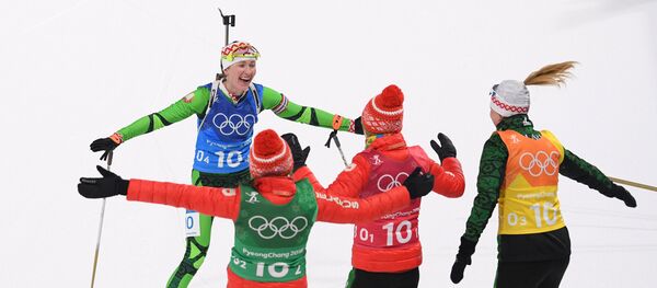 Надежда Скардино, Ирина Кривко, Динара Алимбекова и Дарья Домрачева, завоевавшие золотые медали эстафеты - Sputnik Беларусь