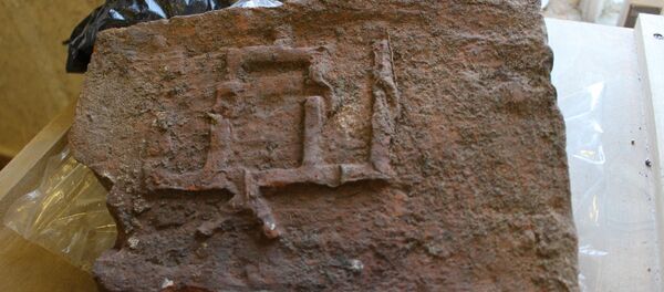 Самая каштоўная знаходка - цагліна з гербам князя Вітаўта, які захаваўся практычна цалкам. Самая каштоўная знаходка - цагліна з гербам князя Вітаўта, які захаваўся практычна цалкам. - Sputnik Беларусь