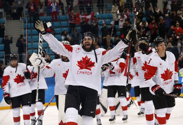 Хоккеисты сборной Канады радуются бронзовым наградам ОИ-2018 Хоккеисты сборной Канады радуются бронзовым наградам ОИ-2018 - Sputnik Беларусь