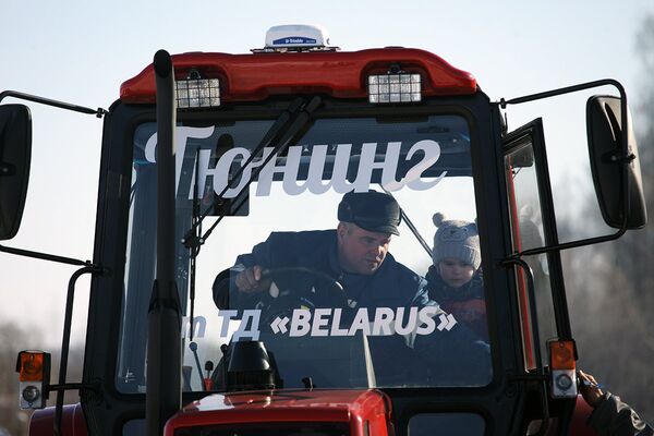 Тракторный биатлон - Sputnik Беларусь
