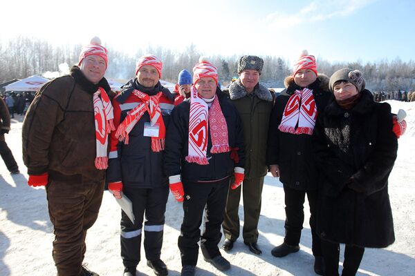 Глава МТЗ Домотенко (в центре ) пришел поболеть за своих спортсменов, команду МТЗ, которая заняла 3-е место. - Sputnik Беларусь