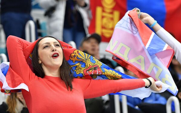 Российская болельщица радуется заброшенной шайбе в финальном матче Россия - Германия по хоккею среди мужчин на XXIII зимних Олимпийских играх - Sputnik Беларусь