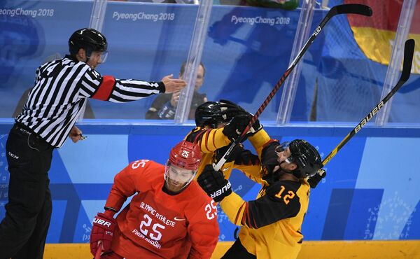 Патрик Хагер и Брукс Мацек радуются заброшенной шайбе в финальном матче Россия - Германия по хоккею среди мужчин на XXIII зимних Олимпийских играх - Sputnik Беларусь
