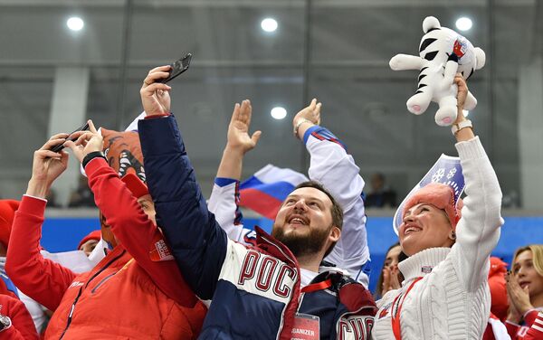 Российские болельщики радуются заброшенной шайбе в финальном матче Россия - Германия по хоккею среди мужчин на XXIII зимних Олимпийских играх - Sputnik Беларусь