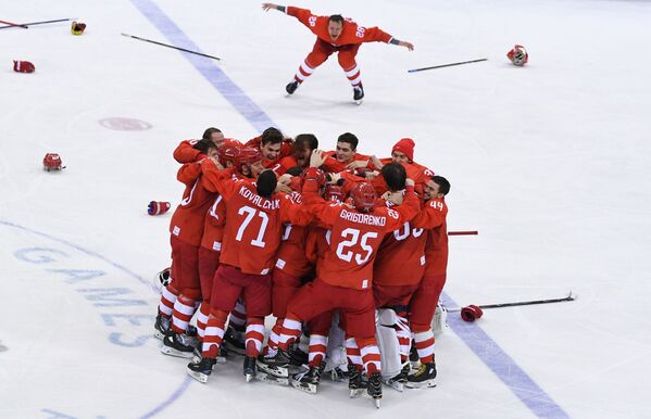Российские хоккеисты радуются победе в финальном матче Россия - Германия по хоккею среди мужчин на XXIII зимних Олимпийских играх - Sputnik Беларусь