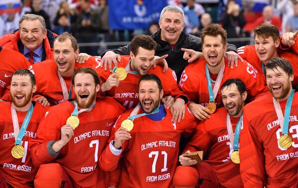 Церемония награждения золотыми медалями российских спортсменов - победителей хоккейного турнира среди мужчин на XXIII зимних Олимпийских играх - Sputnik Беларусь