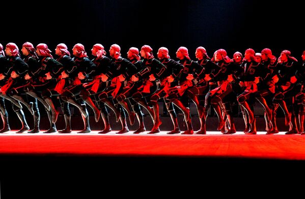 Сёння ансамбль складаецца з 500 танцораў і ўласнага аркестра. - Sputnik Беларусь