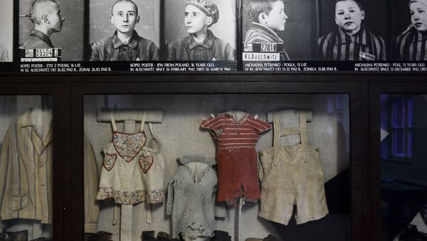 Фотографии и одежда в музее, созданном на территории бывшего концентрационного лагеря Аушвиц-Биркенау в Освенциме - Sputnik Беларусь