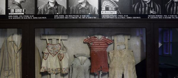 Фотографии и одежда в музее, созданном на территории бывшего концентрационного лагеря Аушвиц-Биркенау в Освенциме Фотографии и одежда в музее, созданном на территории бывшего концентрационного лагеря Аушвиц-Биркенау в Освенциме - Sputnik Беларусь