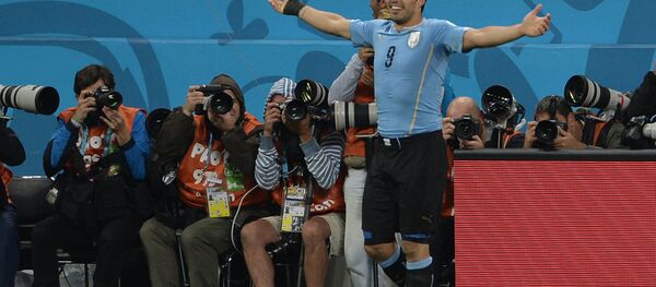 Игрок сборной Уругвая Луис Суарес радуется голу Игрок сборной Уругвая Луис Суарес радуется голу - Sputnik Беларусь