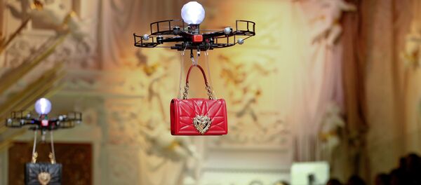 Показ D&G в Милане открыли дроны, парящие с сумками над подиумом - Sputnik Беларусь