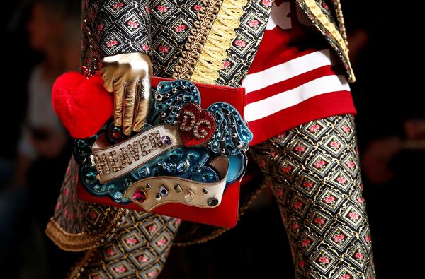 Клатчи D&G усыпаны стразами, жакеты обшиты бахромой и золотой тесьмой - Sputnik Беларусь