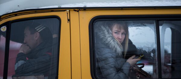 Пассажиры в маршрутке, архивное фото Пассажиры в маршрутке, архивное фото - Sputnik Беларусь