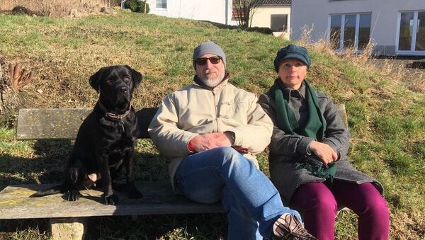 Ирина с мужем возле их дома недалеко от Кельна: семья не представляет своей жизни без собак - Sputnik Беларусь