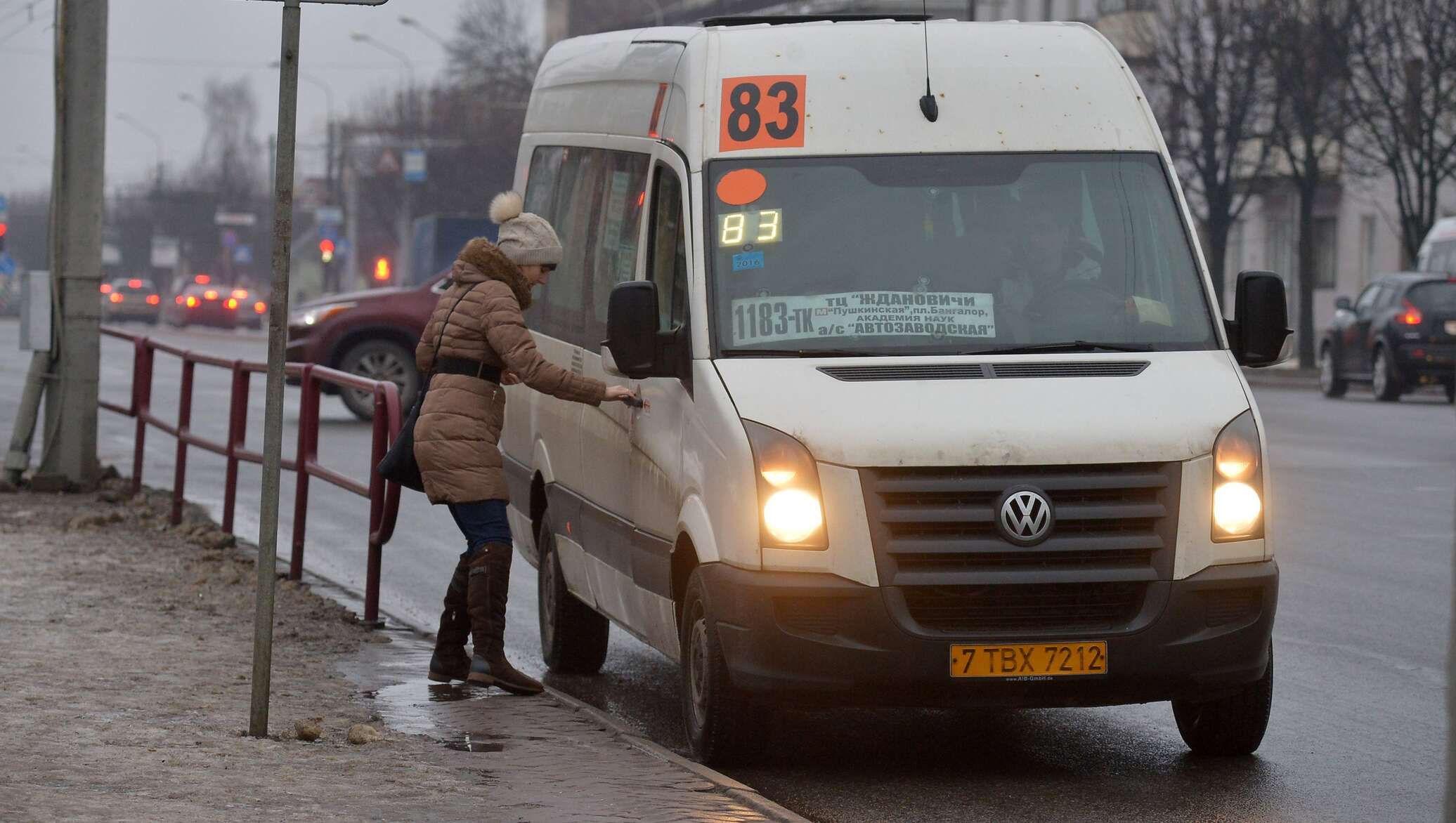 Маршрутка бел. Белорусские маршрутки. В Донецке маршрутка подорвалась. Маршрутки с белорусскими номерами. Терпеливо ждет автобус.