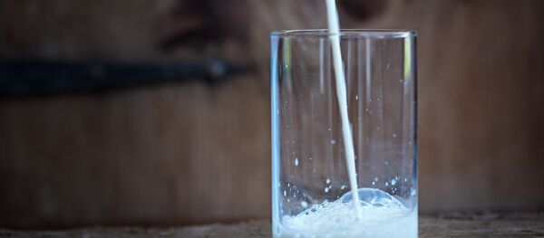 Молоко в стакане, архивное фото - Sputnik Беларусь