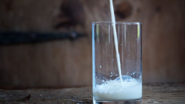 Молоко в стакане, архивное фото - Sputnik Беларусь