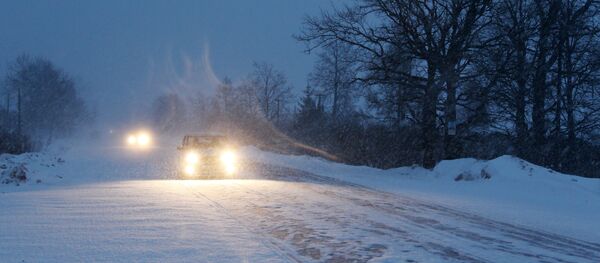 Заснеженная дорога, архивное фото - Sputnik Беларусь