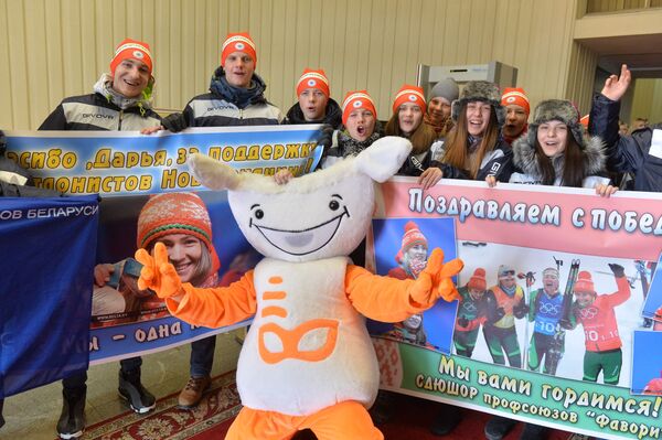 В аэропорту Минска встречают белорусских биатлонисток, завоевавших золото в Пхенчхане - Sputnik Беларусь