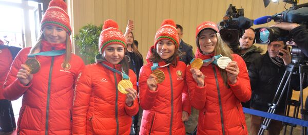 Олимпийских чемпионок встречали в аэропорту - Sputnik Беларусь