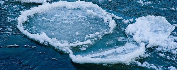 Лед на воде, архивное фото - Sputnik Беларусь