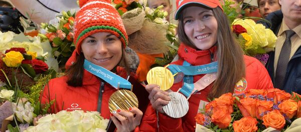 Надежда Скардино и Дарья Домрачева в аэропорту Минск - Sputnik Беларусь