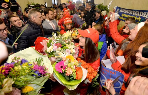 Белорусских биатлонисток встречали в аэропорту - Sputnik Беларусь