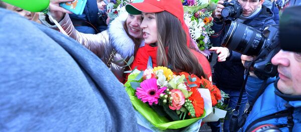 Фанаты просили автограф и делали селфи с многократной олимпийской чемпионкой - Sputnik Беларусь
