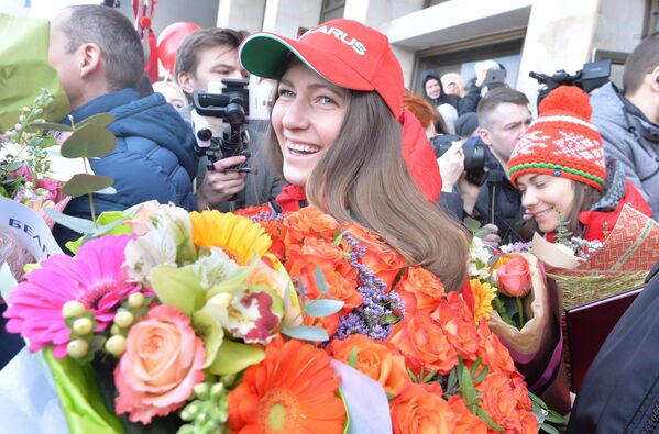 Белорусские биатлонистки Дарья Домрачева и Надежда Скардино в аэропорту - Sputnik Беларусь