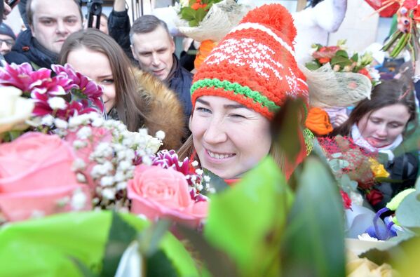 Белорусская биатлонистка Динара Алимбекова во время встречи в аэропорту - Sputnik Беларусь