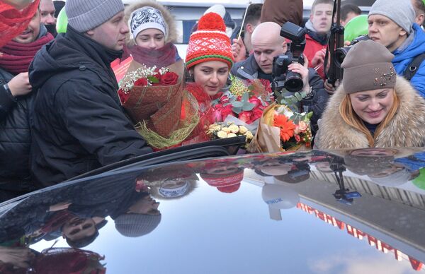 Фанаты и журналисты провожали белорусских олимпийских чемпионок до автомобиля - Sputnik Беларусь