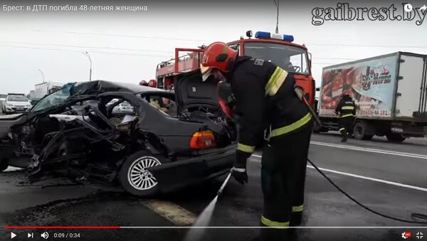 ГАИ показала видео с места гибели врезавшейся в МАЗ брестчанки на BMW - Sputnik Беларусь