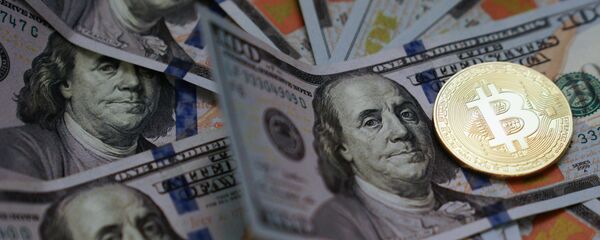 Сувенирная монета с логотипом криптовалюты биткоин Сувенирная монета с логотипом криптовалюты биткоин - Sputnik Беларусь