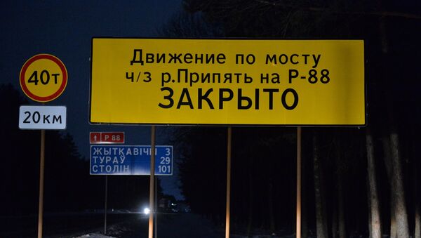 Знак, о том что движение по мосту закрыто, предупреждает за 20 км - Sputnik Беларусь