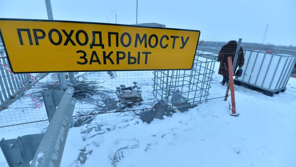 Знак Проход по мосту закрыт издалека виден пешеходам - Sputnik Беларусь