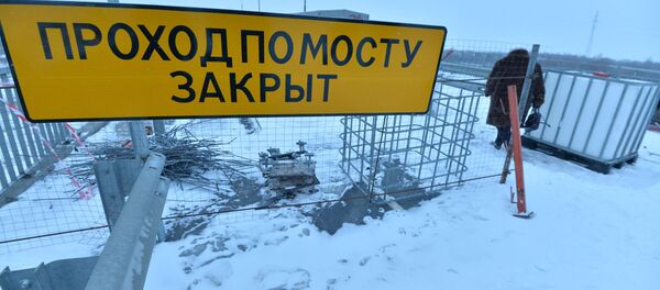 Знак Проход по мосту закрыт издалека виден пешеходам - Sputnik Беларусь