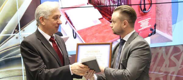 Нацыянальная бібліятэка ўручыла дыплом карэспандэнту Sputnik Нацыянальная бібліятэка ўручыла дыплом карэспандэнту Sputnik - Sputnik Беларусь