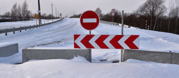 Знак стоп возле моста через Припять возле Житкович Знак стоп возле моста через Припять возле Житкович - Sputnik Беларусь