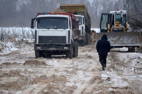 Техника готовит дорогу к будущей переправе - Sputnik Беларусь